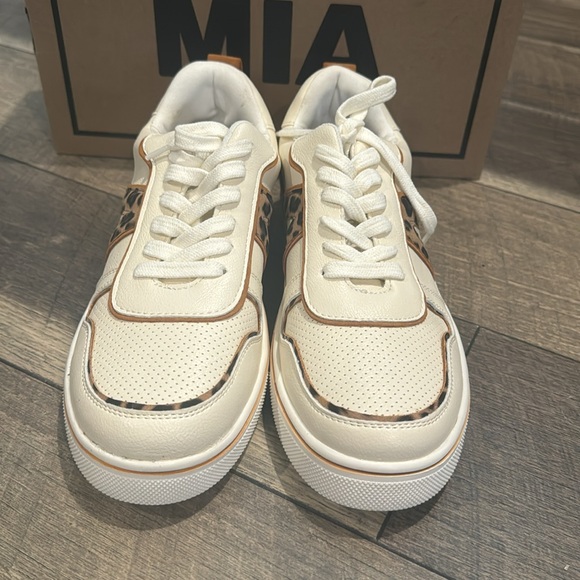 New authentic Mia leopard print signature sneakers MISMATES 7.5 8 display - Picture 2 of 11